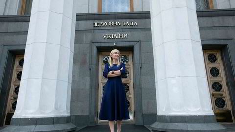 Oleksandra Ustinova foran det ukrainske parlamentet der hun leder «Temporary Special Commission on Arms Control». Hun ber Norge bruke mer av krigsprofitten vår på å investere i våpen som sikrer at Putin taper.