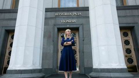 Oleksandra Ustinova foran det ukrainske parlamentet der hun leder «Temporary Special Commission on Arms Control». Hun ber Norge bruke mer av krigsprofitten vår på å investere i våpen som sikrer at Putin taper.