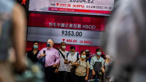 Hovedindeksen ved Hongkong-børsen falt med over åtte prosent på to dager tidligere denne uken. På torsdag  peker pilene opp etter kinesiske myndigheter hasteinnkalte finansinstitusjoner til et møte onsdag kveld.