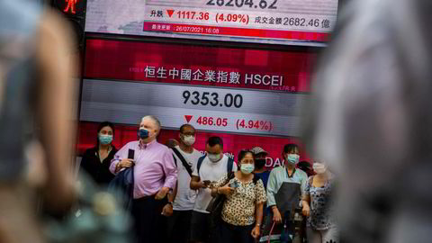 Hovedindeksen ved Hongkong-børsen falt med over åtte prosent på to dager tidligere denne uken. På torsdag  peker pilene opp etter kinesiske myndigheter hasteinnkalte finansinstitusjoner til et møte onsdag kveld.