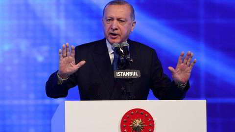 For ti dager siden la Tyrkias president Tayyip Erdogan frem en økonomisk reformpakke. Siden har renten blitt satt opp til 19 prosent, sentralbanksjefen sparket og uken starter med en kraftig svekkelse i den tyrkiske valutaen.