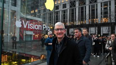 Apples konsernsjef Tim Cook har lagt ned elbilsatsingen for godt. Her fra lanseringen av Vision Pro ved en Apple Store i New York City i begynnelsen av februar. Dette var det første nye produktet Apple har lansert siden Apple Watch i 2015.