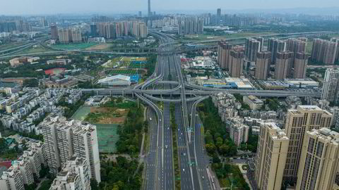 Den kinesiske storbyen Chengdu, med over 20 millioner innbyggere, går inn i en ny uke med nesten total nedstengning og massetesting av innbyggerne.