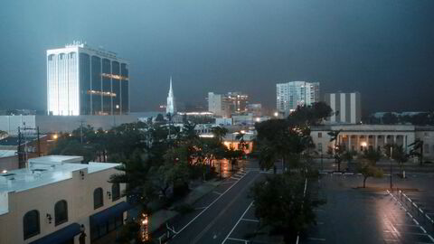 Orkanen Milton har nådd land ved Siesta Key – 75 kilometer sør for storbyen Tampa. Orkansenteret advarer om livstruende stormflo og ekstreme vinder. Her fra Sarasota – like ved Siesta Key like før orkanen nådde land.