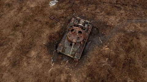 Uten penger vil Ukraina tape. Det kan vi ikke la skje, skriver artikkelforfatteren. Bildet viser en ødelagt tank utenfor Izium i Kharkiv-regionen.