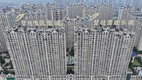 Bygningsmassen er en del av et prosjekt tilhørende eiendomsutviklerselskapet Country Garden i storbyen Zhenjiang, 25 mil nordvest for Shanghai.