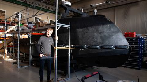 På motsatt side av fjorden fra Trondheim har Maritime Robotics bygget sin egen fabrikk for sjødroner. Her står gründer Vegard Evjen Hovstein (48) ved en av de større båtene selskapet leverer.