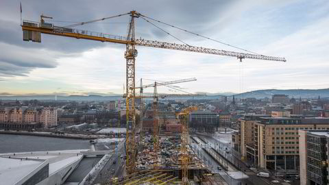 Byggebransjen sliter med å få tak i folk. Her byggeaktiviteten i Bjørvika i Oslo.