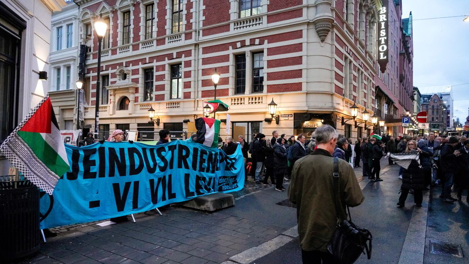 Rundt 70 demonstranter ved Equinors høstkonferanse i Oslo