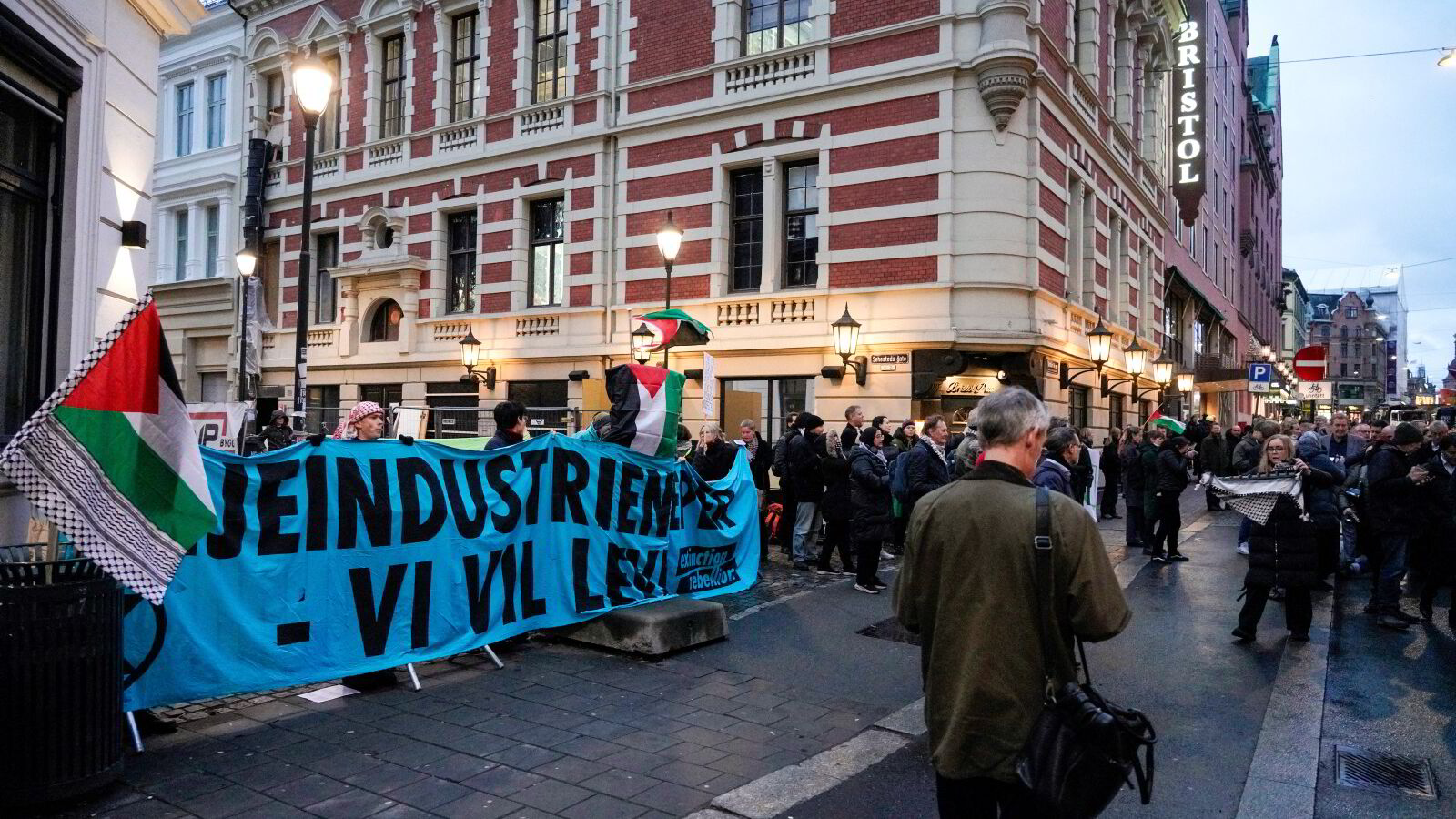 Rundt 70 demonstranter ved Equinors høstkonferanse i Oslo