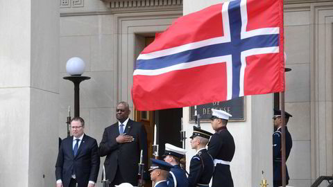 Forsvarsminister Bjørn Arild Gram på offisielt besøk hos USAs forsvarsminister Loyd Austin i forrige uke. I helgen kom USAs Ukraina-pakke på plass.