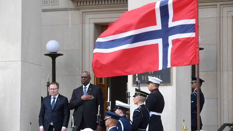 Forsvarsminister Bjørn Arild Gram på offisielt besøk hos USAs forsvarsminister Loyd Austin i forrige uke. I helgen kom USAs Ukraina-pakke på plass.