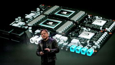 Nvidia har vært en av de børsvinnerne gjennom flere år. Konsernsjef Jensen Huang har ledet selskapet og har også forsøkt å kjøpe britiske Arm, som utvikler dataprosessorer for blant annet smarttelefoner. Børsverdien er halvert siden i fjor høst.