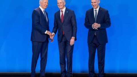 Statsminister Jonas Gahr Støre (i midten) berømmer Joe Biden (til venstre) spesielt for lederskapet hans i Nato. Her sammen med Nato-sjef Jens Stoltenberg under toppmøtet i Washington for noen uker siden.