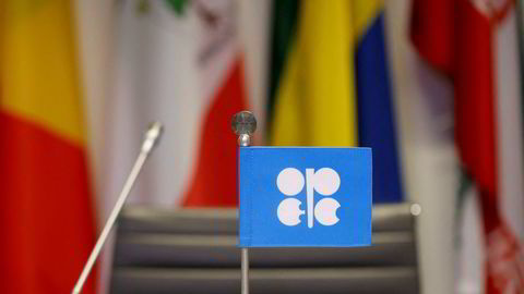 Søndag holder det utvidede oljekartellet Opec+ møte om den fremtidige oljeproduksjonen.