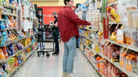 Amerikanske forbrukere sliter også med høyere priser. Her fra et supermarked i Washington, D.C.