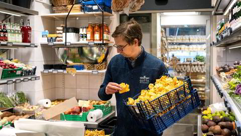 – Våre varer krever kjølig romtemperatur, sier Sebastian Blomstrøm, markedsansvarlig i butikken til Gutta på Haugen i Oslo.