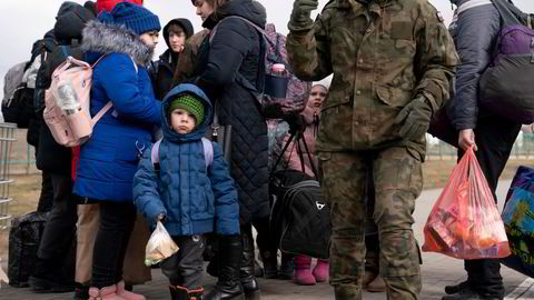 Ved grenseovergangen i Medyka kommer flyktninger fra Ukraina over gående til fots og med biler.