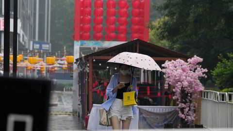 Det har vært regn og mørke skyer over den kinesiske hovedstaden Beijing i helgen. Det er også mørke skyer over verdens nest største økonomi. Den kinesiske sentralbanken har foretatt et overraskende rentekutt mandag morgen.