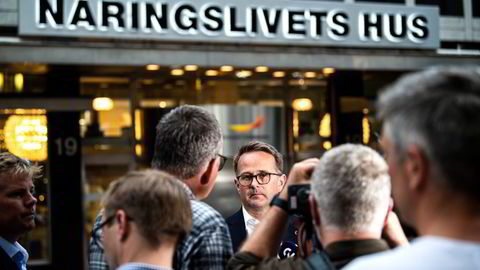 I Näringslivets hus på Östermalm i Stockholm foregår meglingen mellom SAS og pilotene. Ved 21-tiden hadde riksmekler Mats Ruland en kort pause i forhandlingene.