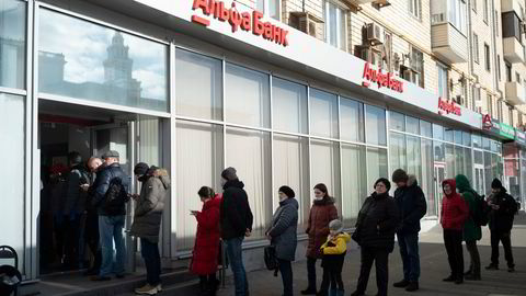 Russerne flokker til minibankene for å ta ut sparepengene. Her fra en Alfa-filial i hovedstaden Moskva søndag.