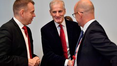 Statsminister Jonas Gahr Støre sammen med statssekretær Halvard Ingebrigtsen (til venstre). Bildet er fra et møte med blant andre NHO-sjef Ole Erik Almlid (til høyre) i fjor.