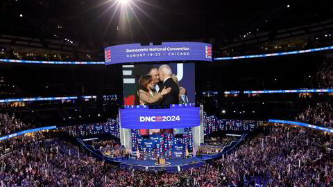 Kamala Harris dukket overraskende opp på den første dagen av Demokratenes landsmøte i Chicago mandag. – Jeg elsker jobben min, men jeg elsker landet mitt mer, sa sittende president Joe Biden under sin tale.