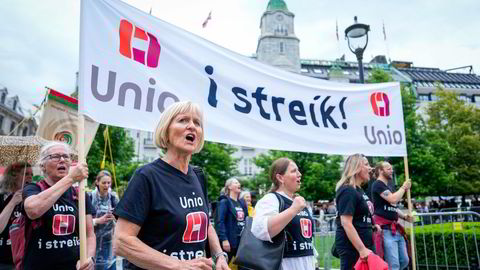 Unio-leder Ragnhild Lied under streikemarkeringen til Unio og Akademikerne foran Stortinget i Oslo tirsdag.