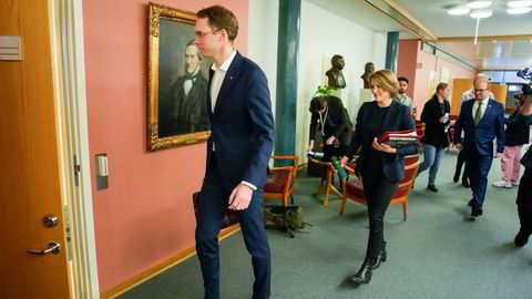Eigil Knutsen (Ap), Kari Elisabeth Kaski (SV) og Ole André Myhrvold (Sp) på vei inn i forhandlingsrommet tidligere i høst. Snart kommer de ut og presenterer budsjettenigheten i Stortinget, sier kilder til DN.