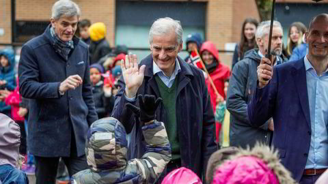 Artikkelforfatterne skriver at vi både kan og vil få ukrainske flyktninger i jobb fort. Bilde av statsminister Jonas Gahr Støre besøker Byskolen i Sandefjord, der han møter ukrainske barn.