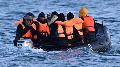 Migranter krysser den engelske kanal. Europas konservative ønsker å kopiere den britiske regjeringens plan om å sende migranter til land utenfor EU for å få behandlet sine asylsøknader.