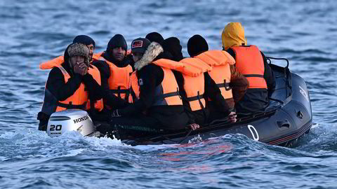 Migranter krysser den engelske kanal. Europas konservative ønsker å kopiere den britiske regjeringens plan om å sende migranter til land utenfor EU for å få behandlet sine asylsøknader.