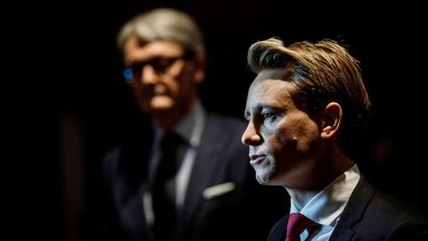 Kristian Røkke, sønn av Kjell Inge Røkke, er sjef for Aker Horizons. I bakgrunnen står Aker-sjef Øyvind Eriksen.