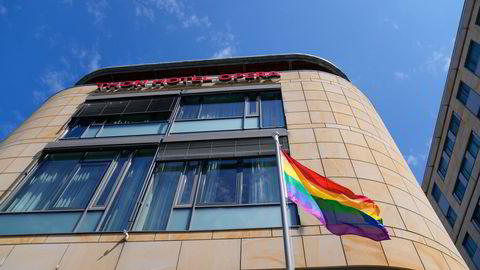 Thon Hotels snur og tillater heising av prideflagg etter at de meldte tirsdag at de ikke vil heise regnbueflagget på hotellenes flaggstenger i år.