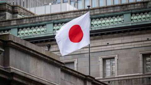 Bank of Japan (BoJ) rørte ikke renten under møtet på fredag. Det ventes endringer i pengepolitkken fra juli og sannsynligvis en liten renteøkning. Her fra hovedkontoret i Tokyo.