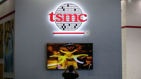 TSMC er blitt et av verdens største, viktigste og mektigste selskaper. Japan, USA, Kina og EU ruller ut den røde løperen og ønsker at selskaper etablerer fabrikker i andre verdensdeler. Her fra en databrikkekonferanse i Nanjing i Kina.