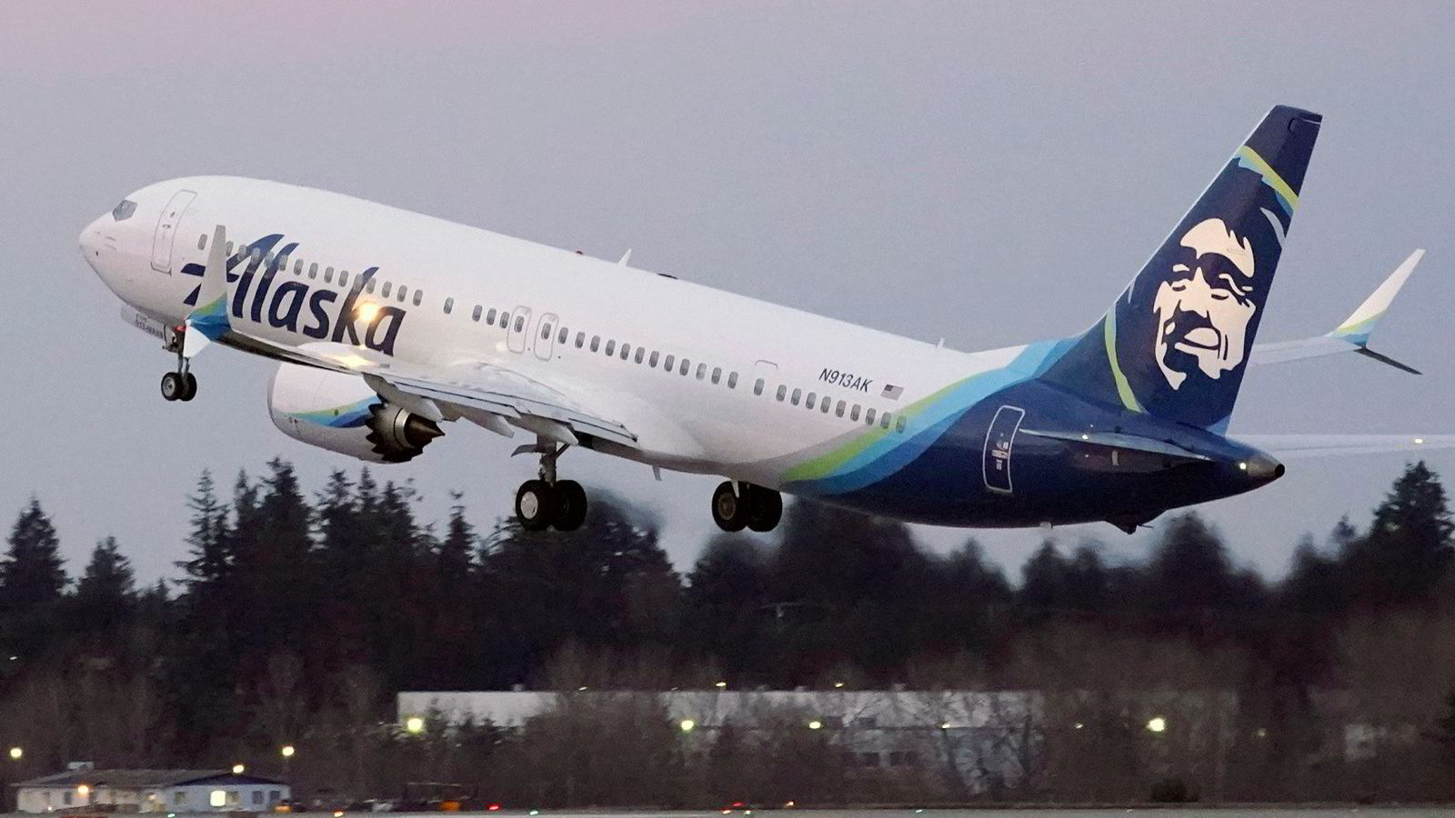 Alaska Airlines setter 65 fly på bakken etter nødlanding