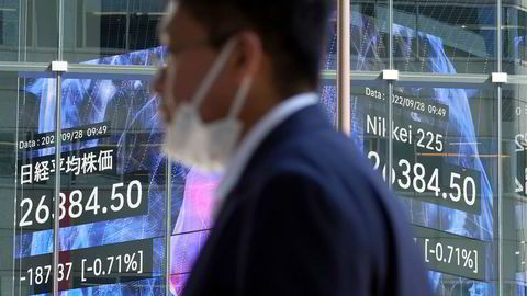 Tokyo-børsen startet med en svak nedgang onsdag morgen på 0,7 prosent i løpet av de to første handelstimene. I løpet av formiddagen har nedgangen for Nikkei-indeksen skutt fart til over to prosent. Det er samme negative trend i hele Asia.
