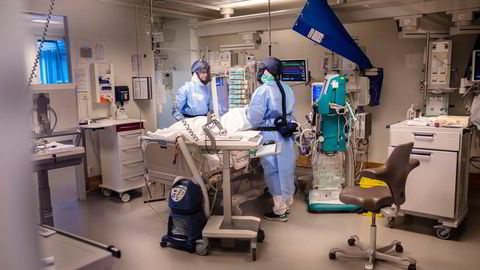 Før pandemien var det 289 intensivplasser ved norske sykehus. Ett år senere er tallet uendret. Her får en pasient på Rikshospitalets intensivavdeling behandling for korona.