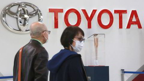 Bilprodusenten Toyota advarer om et «enestående» kostnadspress og kutter resultatprognosene kraftig. Andre japanske storselskaper advarer om økt usikkerhet på grunn av krig, inflasjon og nedstengninger i Kina.