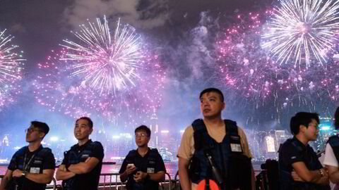 Det var fyrverkeri over Victoria Harbour i Hongkong tirsdag kveld for å markere 75-årsdagen til Folkerepublikken Kina. Feiringen har fortsatt ved Hongkong-børsen, hvor hovedindeksen har steget med over seks prosent.