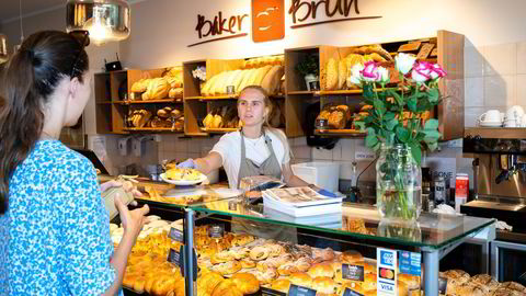 Sommerhjelp Mathea Karijord serverer kunder hos Baker Brun på Majorstuen i Oslo.