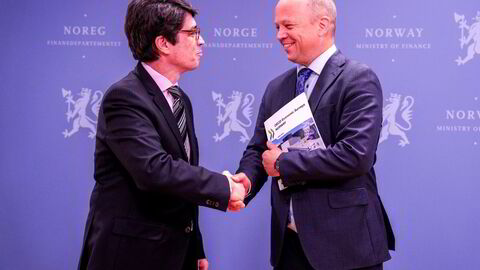 OECD-direktør Luiz de Mello overleverer OECDs toårige gjennomgåelse av norsk økonomi til finansminister Trygve Slagsvold Vedum (Sp) i Oslo torsdag.