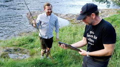 Fangsten til Norske Lakseelvers Torfinn Evensen (til høyre) på Boen i Tovdalselva på Sørlandet er ganske illustrerende for årets laksesesong. Til tross for gode forhold ble det etter flere timers fiske kun en skrinn laks på godt under kiloen. Venstres Sveinung Rotevatn fikk ingenting.