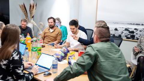 Tirsdag kveld satt en stab på Forus-kontoret i «situation room» og diskuterte videre skritt. Til venstre: Steffen Mølgaard, designsjef, Ola Stengel, programvaresjef, Maren Thu, finansdirektør, daglig leder Jonas Helmikstøl, Kjetil Næsje, teknologisjef og oppfinner. Bakfra til høyre: Kenneth Bjerga, kommunikasjonssjef Bakfra til venstre: Karen Hofland Ohm, prosjektleder.