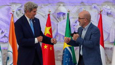 USAs spesialutsending for klima, John Kerry, og den italienske bærekraftsministeren Roberto Cingolani under et klimamøte i regi av G20 i den italienske byen Napoli fredag.