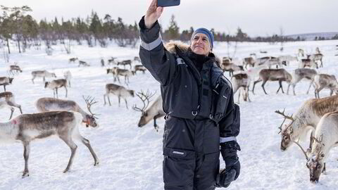 I sin iver etter å vise solidaritet med samer har nasjonale politikere, gjerne statsministre, dratt til Sapmi for å sette plaster på gamle sår. Her er Jonas Gahr Støre i Karasjok.