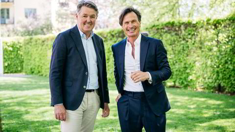 Norwegian-sjef Geir Karlsen (fra venstre) og hotellinvestor Petter Stordalen fra tirsdagens signering av avtalen om Loyaltyco.