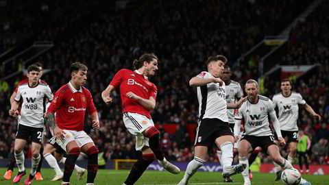 Fotballklubben Manchester United er i spill. Her fyrer Marcel Sabitzer av under en cupkamp mot Fulham sist helg.