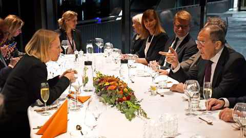 Utenriksminister Anniken Huitfeldt (Ap) og den russiske utenriksministeren Sergej Lavrov i samtale over bordet i fjor høst, før Russlands angrepskrig på Ukraina. Norge bør lete etter møteplasser på lavere nivå, skriver artikkelforfatterne.